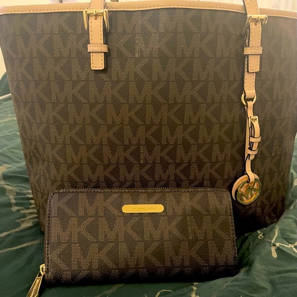 ❌SOLD❌Michael Kors Jet Set Travel Top Zip Signature
Tote Brown. & Wallet - Picture 2 of 13